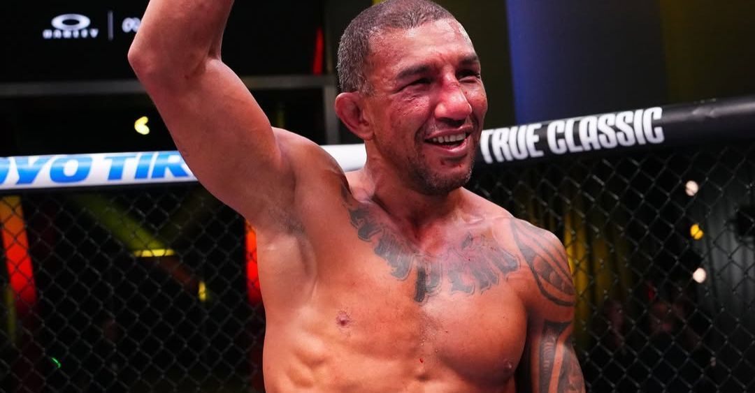 Veterano brasileiro derrota prospecto e emenda quarta vitória seguida no UFC