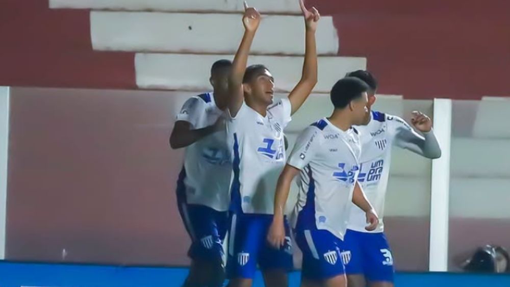 Avaí supera desvantagem de dois gols, marca no fim e empata com Vila Nova pela Série B
