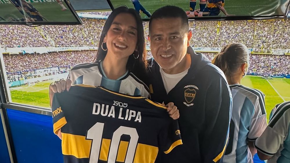 Cantora Dua Lipa acompanha clássico entre Boca Juniors e River Plate na Bombonera