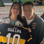 Cantora Dua Lipa acompanha clássico entre Boca Juniors e River Plate na Bombonera