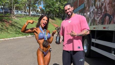 Dessa Castorino e treinador com medalhas do FitPira 2025