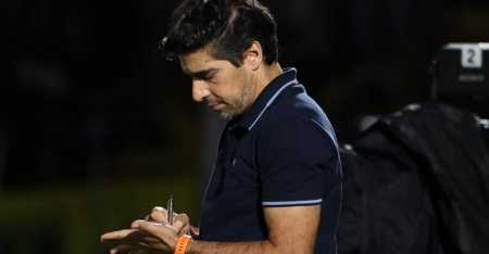 Abel Ferreira, treinador do Palmeiras, durante jogo contra o Mirassol