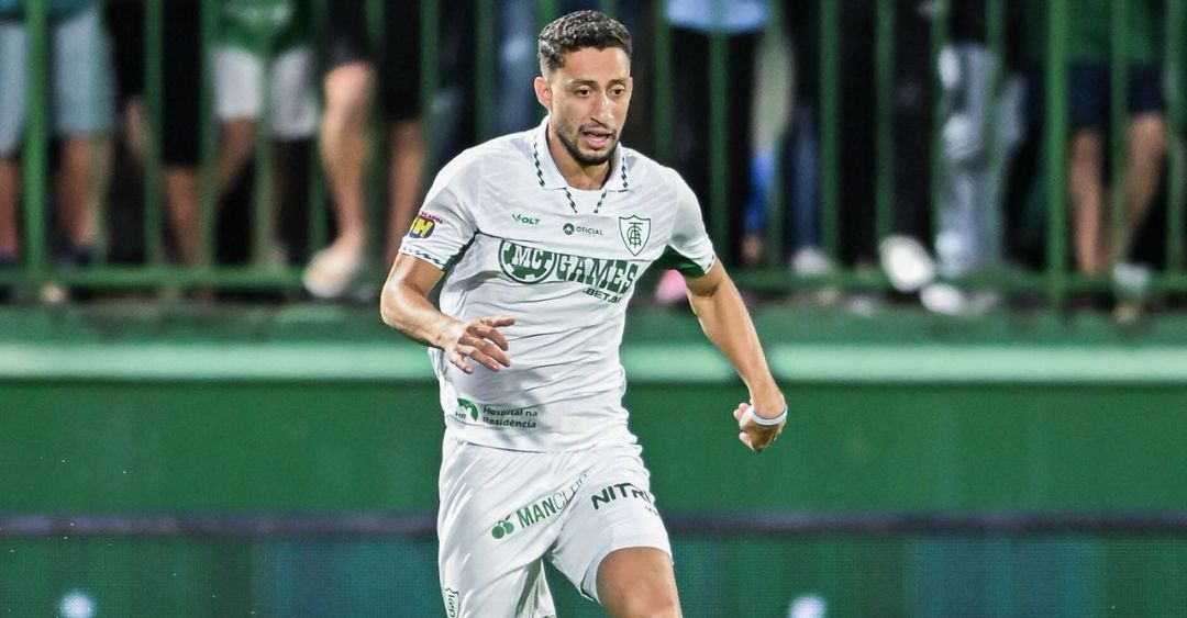 Cria do América celebra vitória contra a Chape e permanência encaminhada na Série B