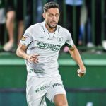 Cria do América celebra vitória contra a Chape e permanência encaminhada na Série B