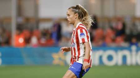 Zagueira Andrea Medina em jogo do Atlético de Madrid