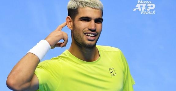 Carlos Alcaraz em ação no ATP Finals, nesta quinta-feira (13)
