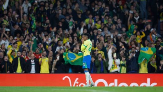 Estevão celebra o gol marcado diante do Senegal neste sábado (15) em amistoso da Seleção Brasileira