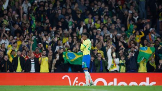 Estevão celebra o gol marcado diante do Senegal neste sábado (15) em amistoso da Seleção Brasileira