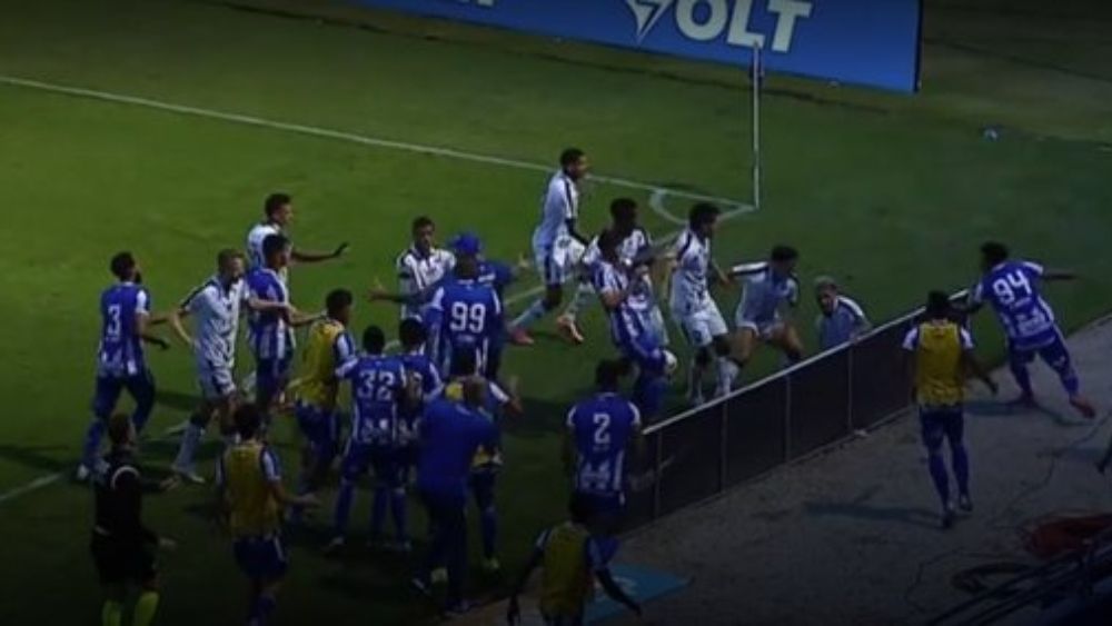 Série B: Avaí vence Remo em jogo marcado por confusão generalizada e seis expulsões