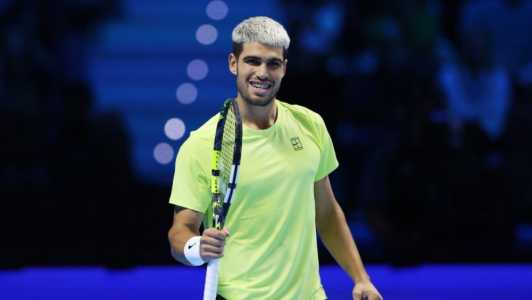 Carlos Alcaraz celebra vitória no ATP Finals sobre Felix Auger-Aliassime