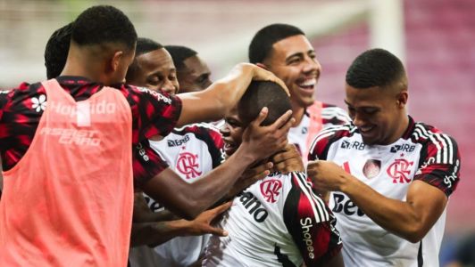 Douglas Telles comemora seu gol em estreia pelo profissional do Flamengo