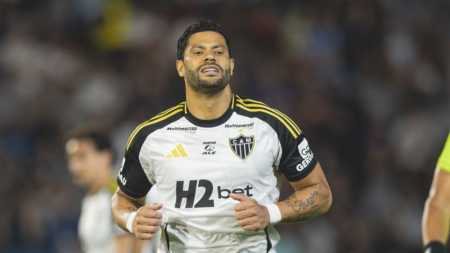 Hulk em ação pelo Atlético diante do RB Bragantino