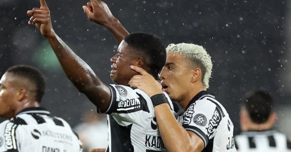 Kadir, autor de dois gols para o Botafogo diante do Sport, nesta terça-feira (18), no Nilton Santos