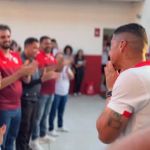 Ídolo do Corinthians se emociona em despedida de clube da Série B