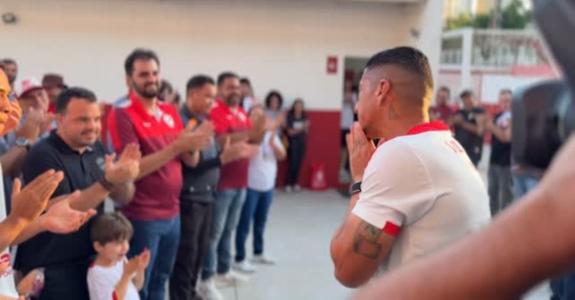 Ralf se emociona na saída do Vila Nova, nesta quarta-feira (19)