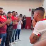 Ídolo do Corinthians se emociona em despedida de clube da Série B