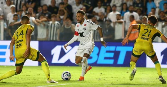 Neymar em ação no jogo do Santos contra o Mirassol, nesta quarta-feira (19), na Vila Belmiro