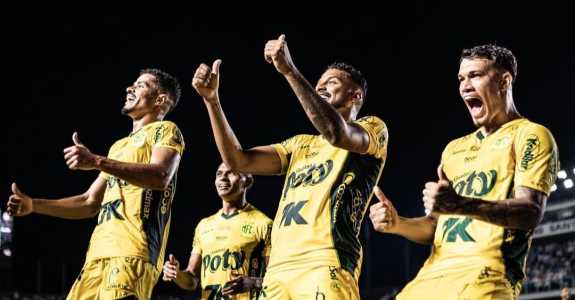 Time do Mirassol celebra gol contra o Santos, na Vila Belmiro