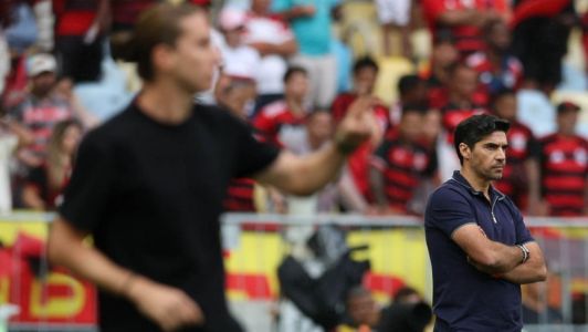 Filipe Luís, em primeiro plano, e Abel Ferreira, ao fundo, durante confronto entre Flamengo e Palmeiras