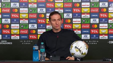 Filipe Luís, no Monumental de Lima, após o título do Flamengo