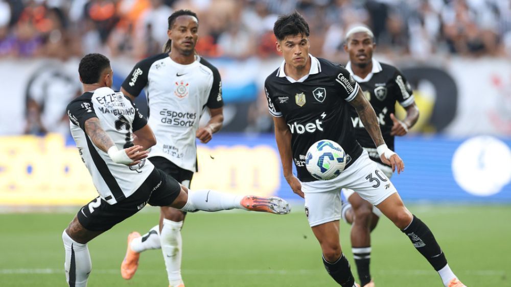 Em jogo movimentado, Botafogo vira, mas cede empate ao Corinthians no Brasileirão