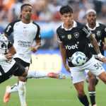 Em jogo movimentado, Botafogo vira, mas cede empate ao Corinthians no Brasileirão