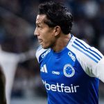 Lucas Romero chama atenção por camisa do Cruzeiro usada nas férias; entenda