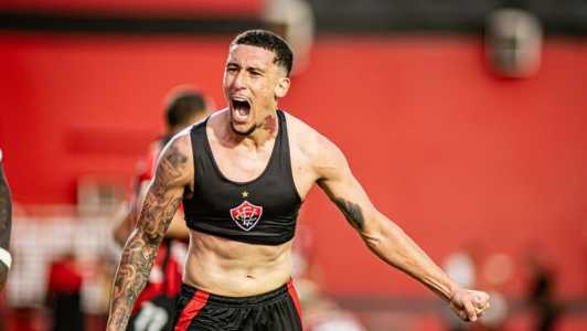 Baralhas comemora o seu gol salvador que deu a Vitória ao Leão