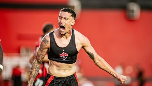 Baralhas comemora o seu gol salvador que deu a Vitória ao Leão