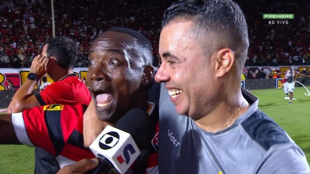 Após permanência, torcida do Vitória invade campo e interrompe entrevista de Jair Ventura
