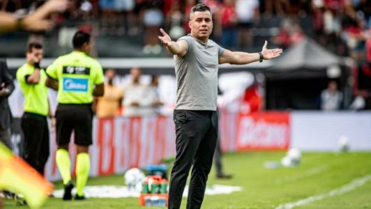 Jair Ventura durante Vitória x São Paulo, no Barradão