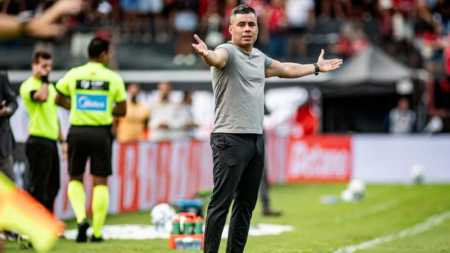 Jair Ventura durante Vitória x São Paulo, no Barradão