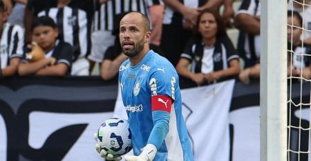 Marcelo Lomba, goleiro do Palmeiras, em ação contra o Ceará