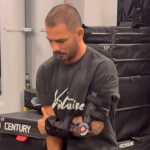 Menos de uma semana após se lesionar, Pantoja treina para recuperar cinturão do UFC