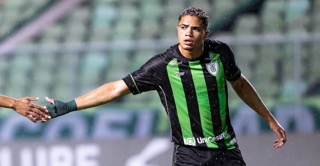 Após renovação de contrato, jovem atacante é promovido ao profissional do América