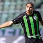 Após brilhar na Copa do Brasil Sub-20, jovem atacante renova com o América