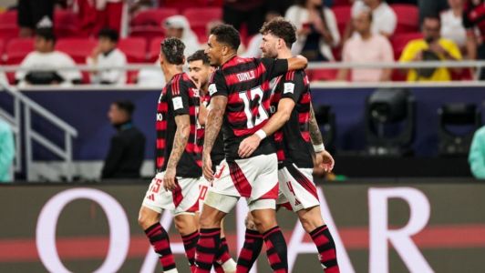 Jogadores do Flamengo comemoram gol de Leo Pereira contra o Pyramids-EGI