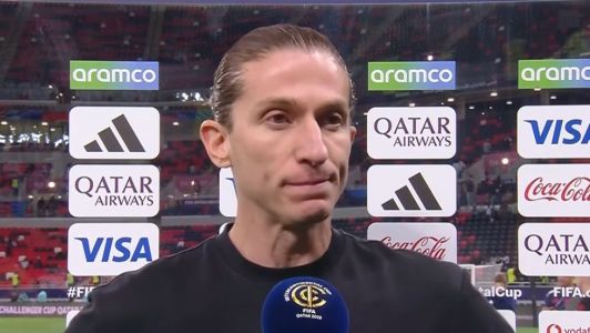 Filipe Luís concede entrevista após a vitória do Flamengo sobre o Pyramids