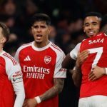 Arsenal sofre, mas marca nos acréscimos e se mantém na liderança da Premier League