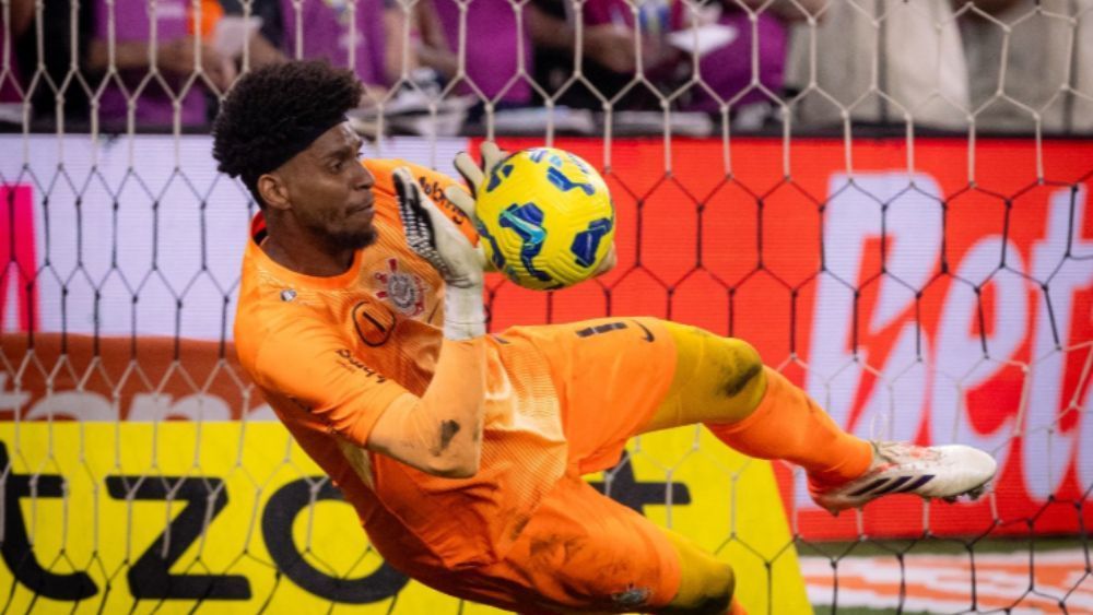 Corinthians: Hugo Souza descarta comparação com Cássio e exalta goleiro do Cruzeiro