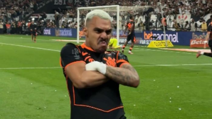 Matheuzinho provoca Arroyo após classificação do Corinthians sobre o Cruzeiro