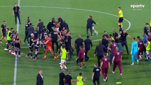 Confusão entre jogadores de Fluminense e Vasco após o apito final no Maracanã