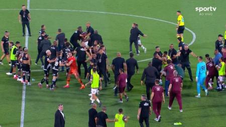 Confusão entre jogadores de Fluminense e Vasco após o apito final no Maracanã