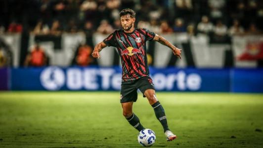 Juninho Capixaba em campo contra o Atlético, pela 37ª rodada do Brasileirão