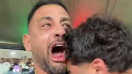 Diego Souza celebra classificação do Vasco ao lado do filho
