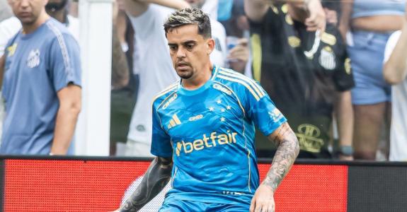 Fagner em ação pelo Cruzeiro contra o Santos, na última rodada do Brasileirão
