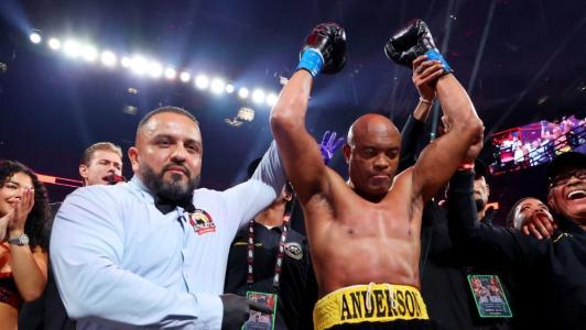 Anderson Silva venceu Tyron Woodley por nocaute nesta sexta-feira (19)