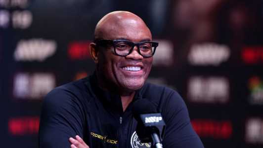 Anderson Silva em entrevista coletiva após vencer Tyron Woodley em evento de boxe
