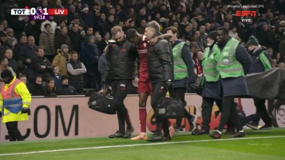 Contratação milionária do Liverpool entra no segundo tempo, marca gol e sai lesionado