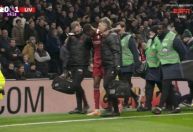 Contratação milionária do Liverpool entra no segundo tempo, marca gol e sai lesionado